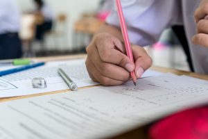 Schüler in Schulen, die tagsüber Papier für alles verwenden